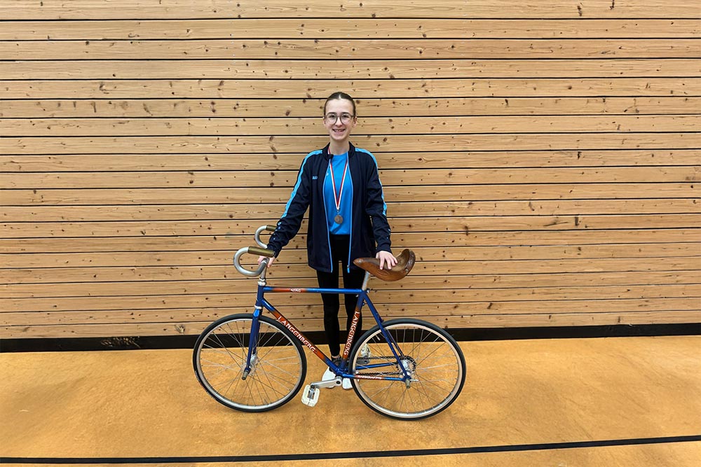 Zoey Hellmund holt Platz 3. für Erzhäuser Kunstradfahrerin bei der Bezirksmeisterschaft